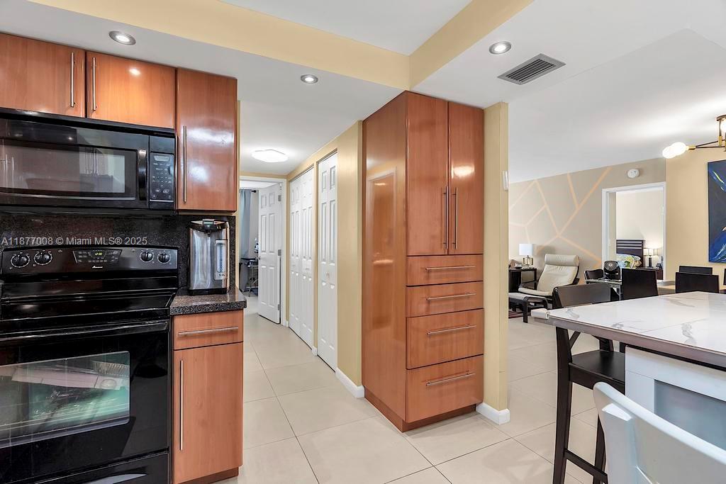 See details 708 2 / 2 1087 sq. ft. $ 2025-09-11 0 Photo