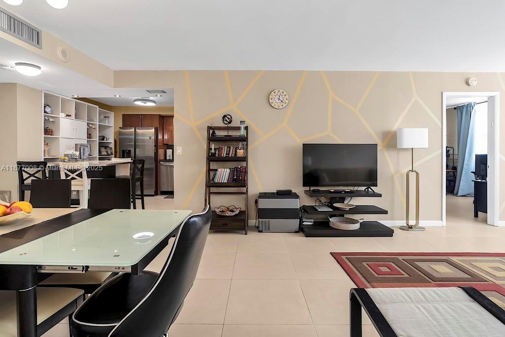 See details 708 2 / 2 1087 sq. ft. $ 2025-09-11 0 Photo