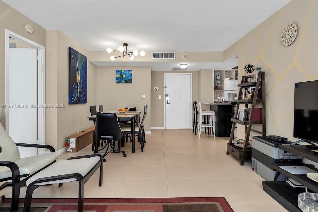 See details 708 2 / 2 1087 sq. ft. $ 2025-09-11 0 Photo