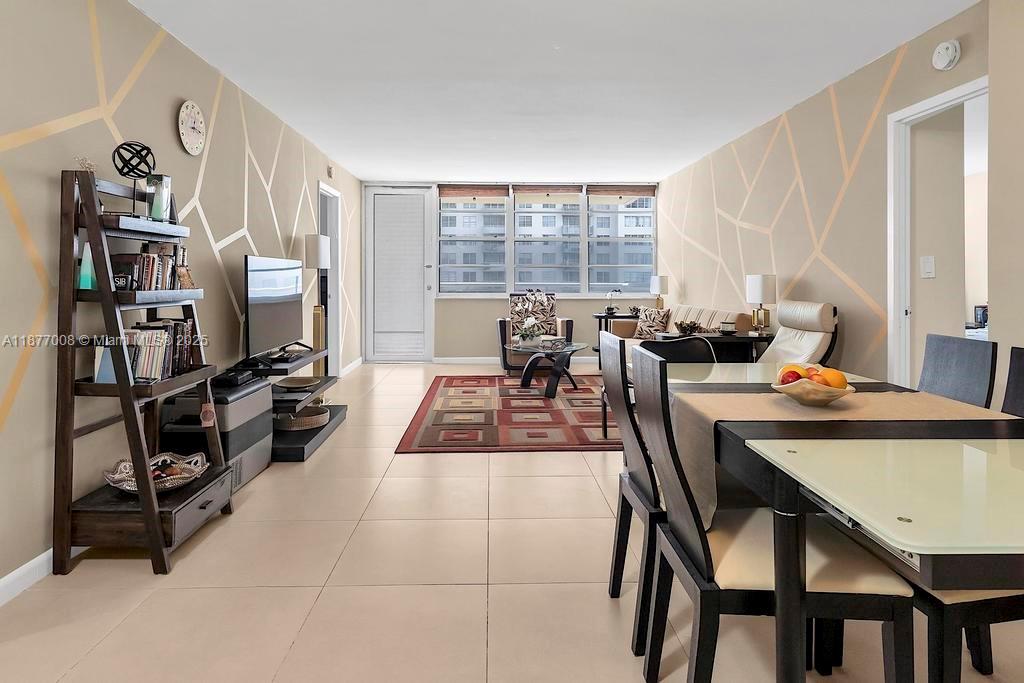 See details 708 2 / 2 1087 sq. ft. $ 2025-09-11 0 Photo
