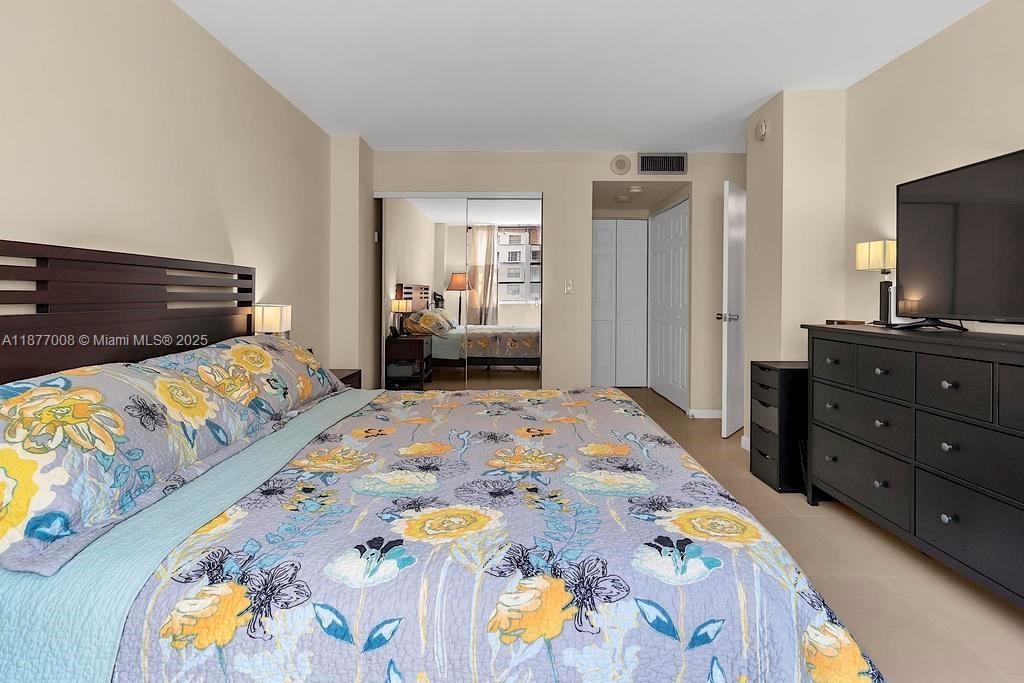 See details 708 2 / 2 1087 sq. ft. $ 2025-09-11 0 Photo