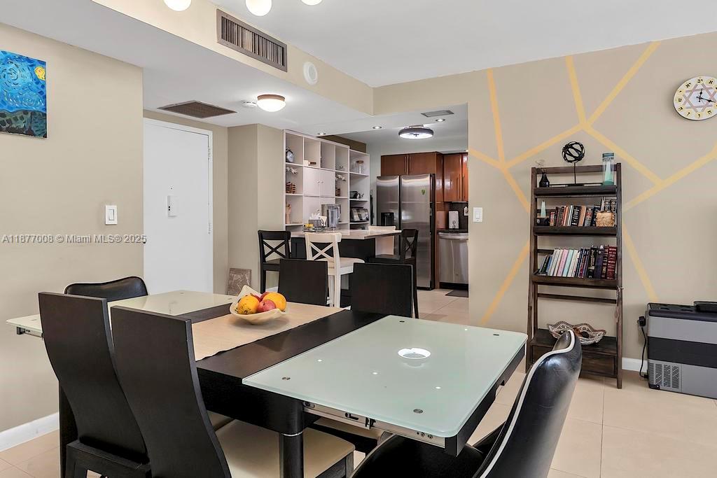 See details 708 2 / 2 1087 sq. ft. $ 2025-09-11 0 Photo