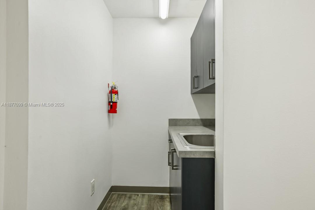 See details 7995-7999 / sq. ft. $ 2025-09-11 0 Photo