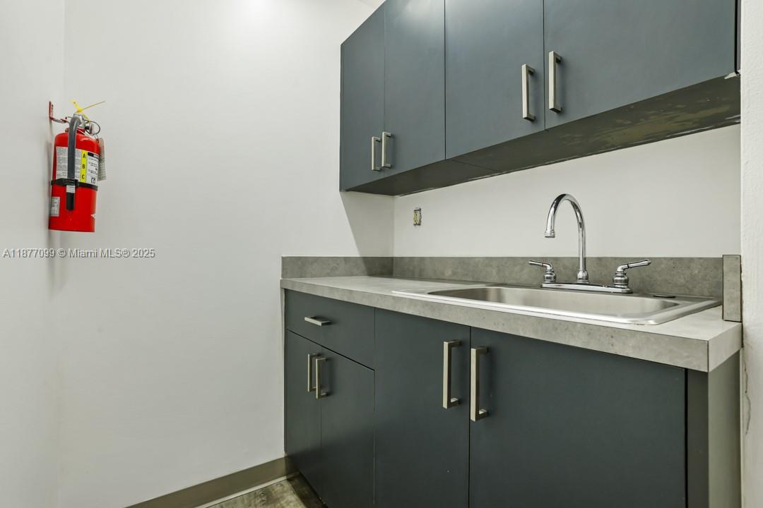 See details 7995-7999 / sq. ft. $ 2025-09-11 0 Photo