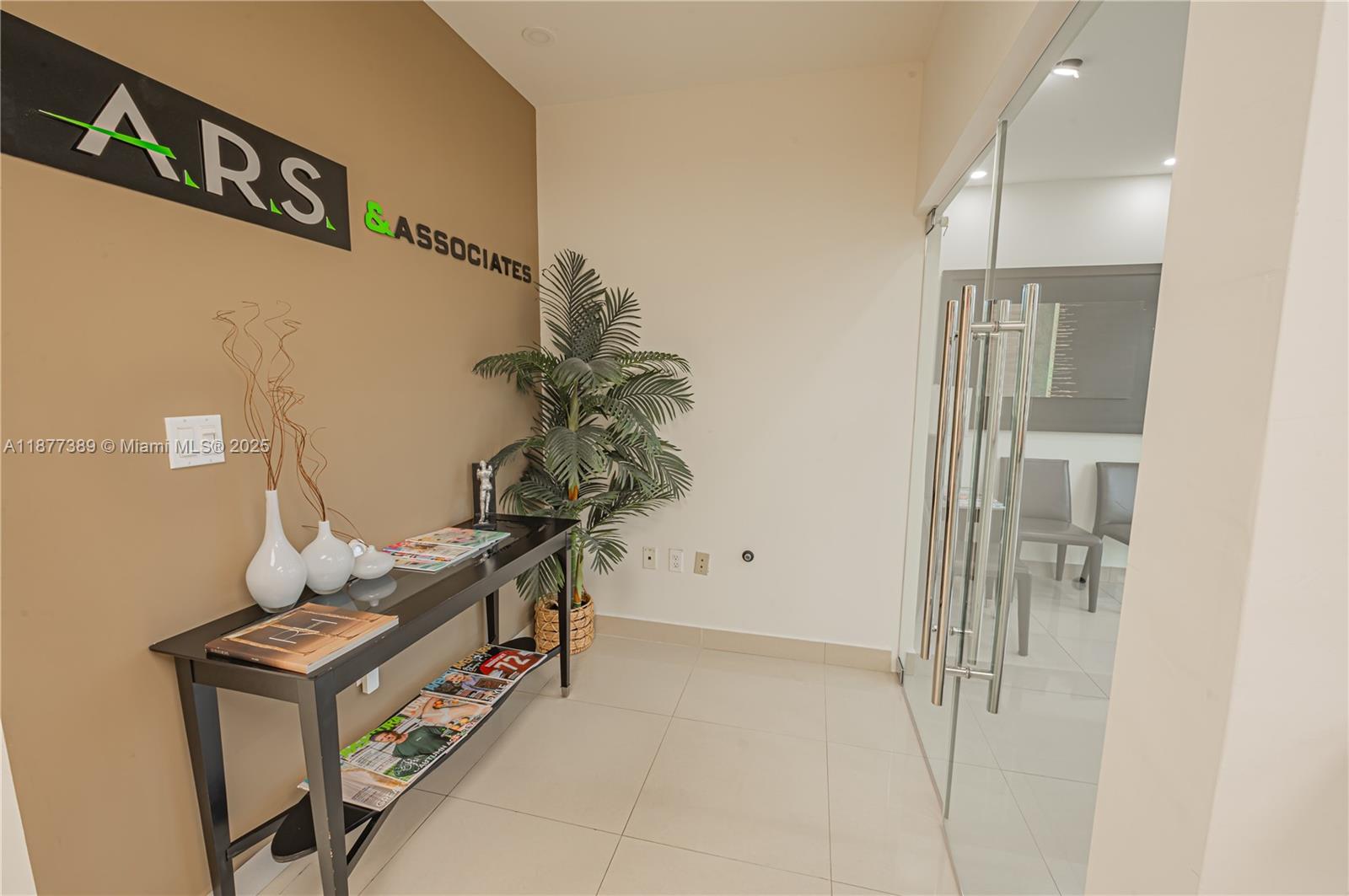 See details   /   sq. ft. $ 2025-09-12 0 Photo