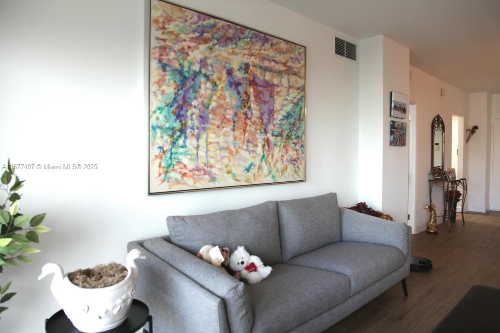 9M 1 / 2 870 sq. ft. $ 2025-09-12 0 Photo