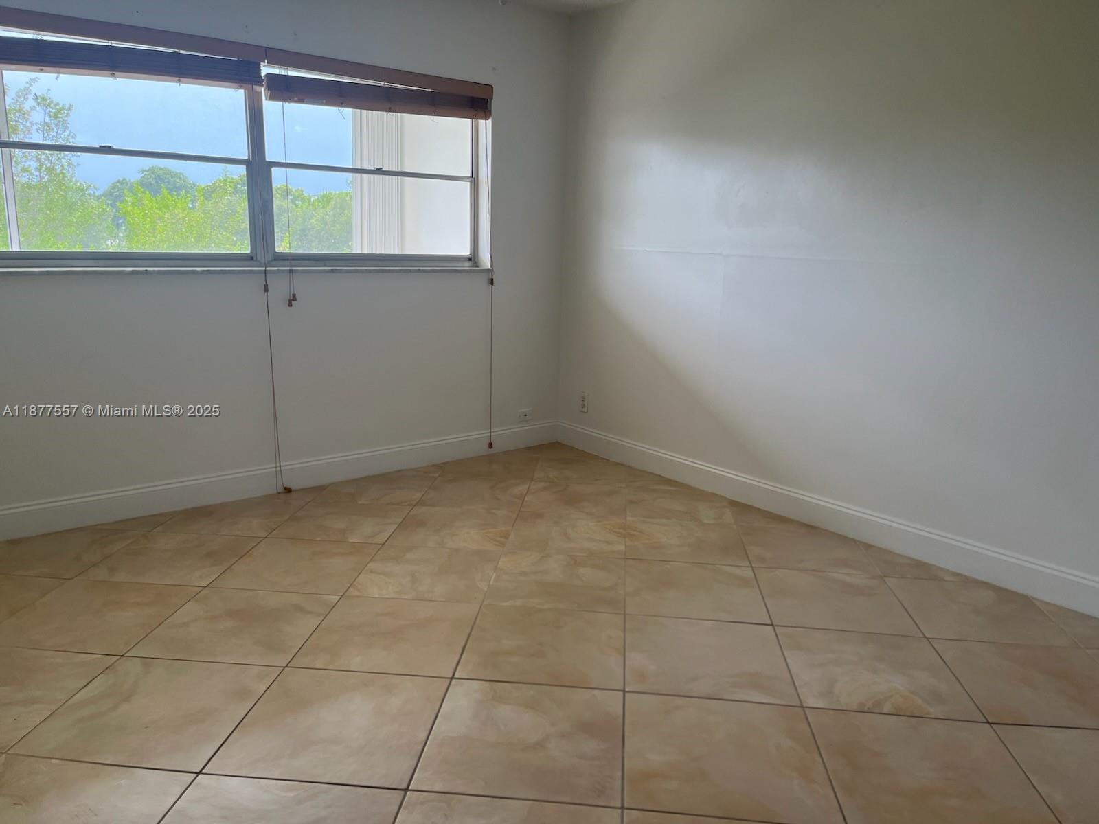 302 1 / 2 775 sq. ft. $ 2025-09-26 0 Photo