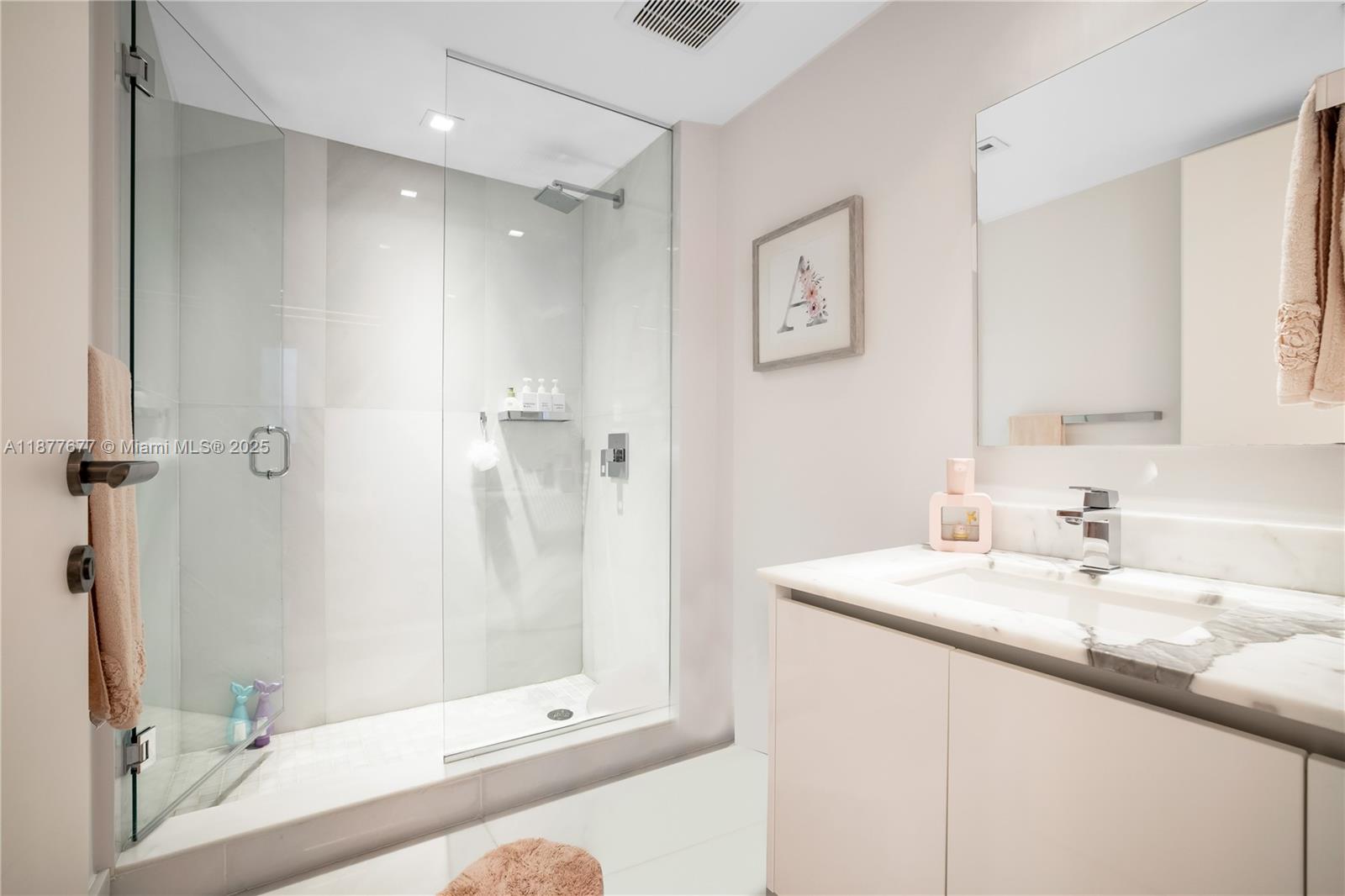 See details 5-2403 4 / 5 3094 sq. ft. $ 2025-09-12 0 Photo