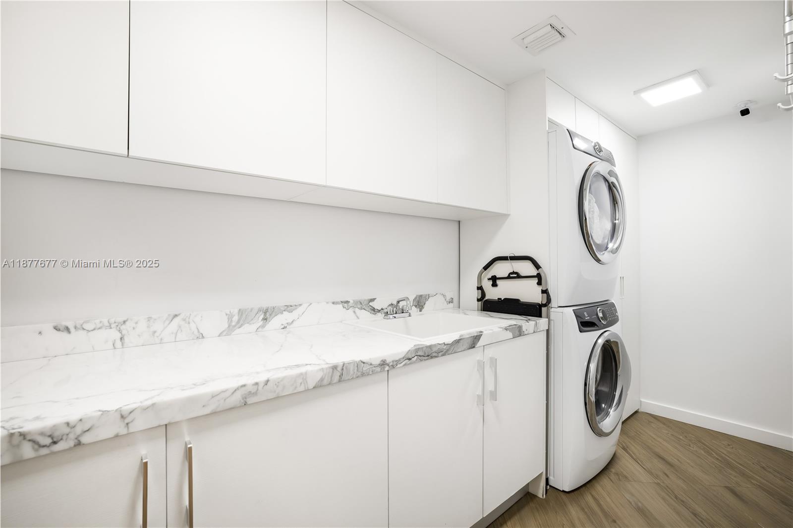 See details 5-2403 4 / 5 3094 sq. ft. $ 2025-09-12 0 Photo