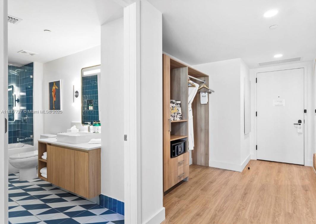 See details 1618 1 / 1 567 sq. ft. $ 2025-10-15 0 Photo