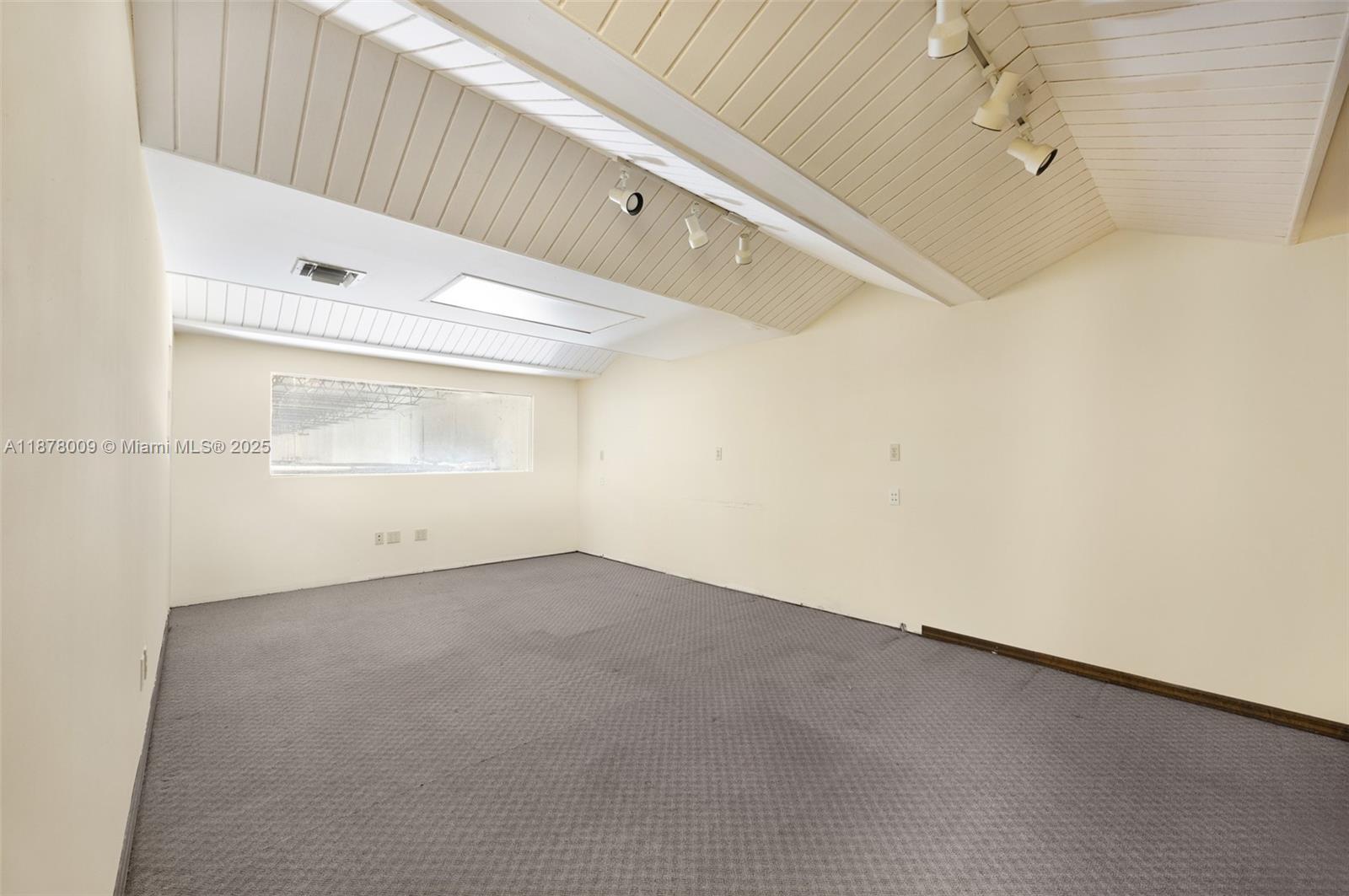 See details / sq. ft. $ 2025-09-28 0 Photo