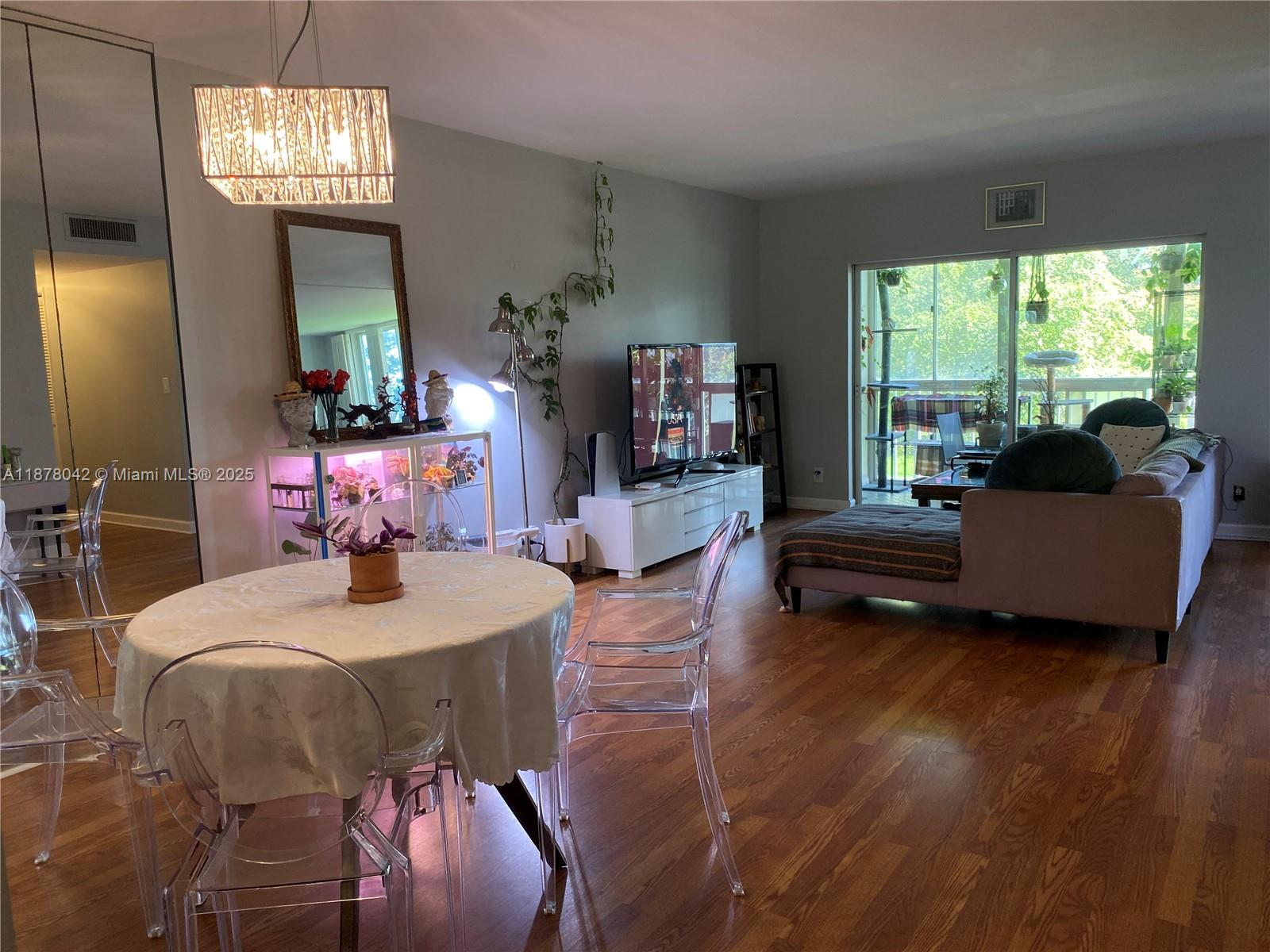 303 2 / 2 1132 sq. ft. $ 2025-09-13 0 Photo