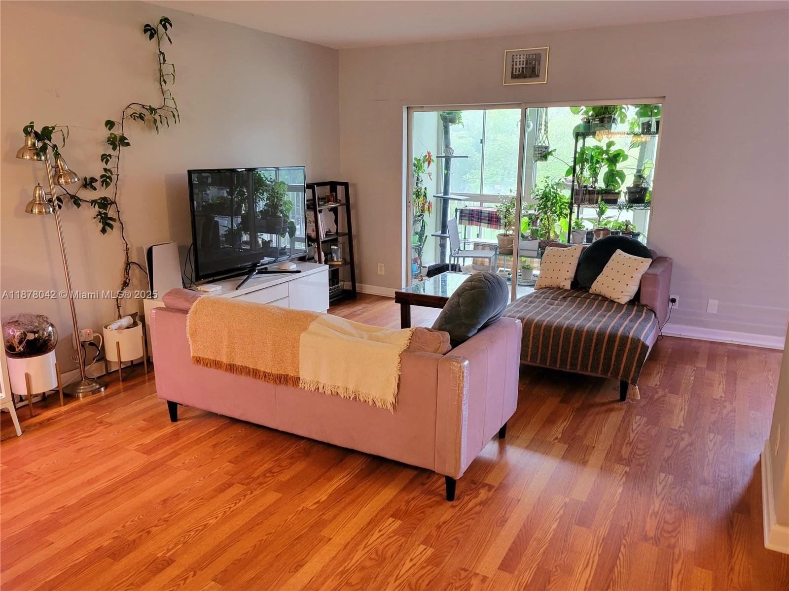 303 2 / 2 1132 sq. ft. $ 2025-09-13 0 Photo