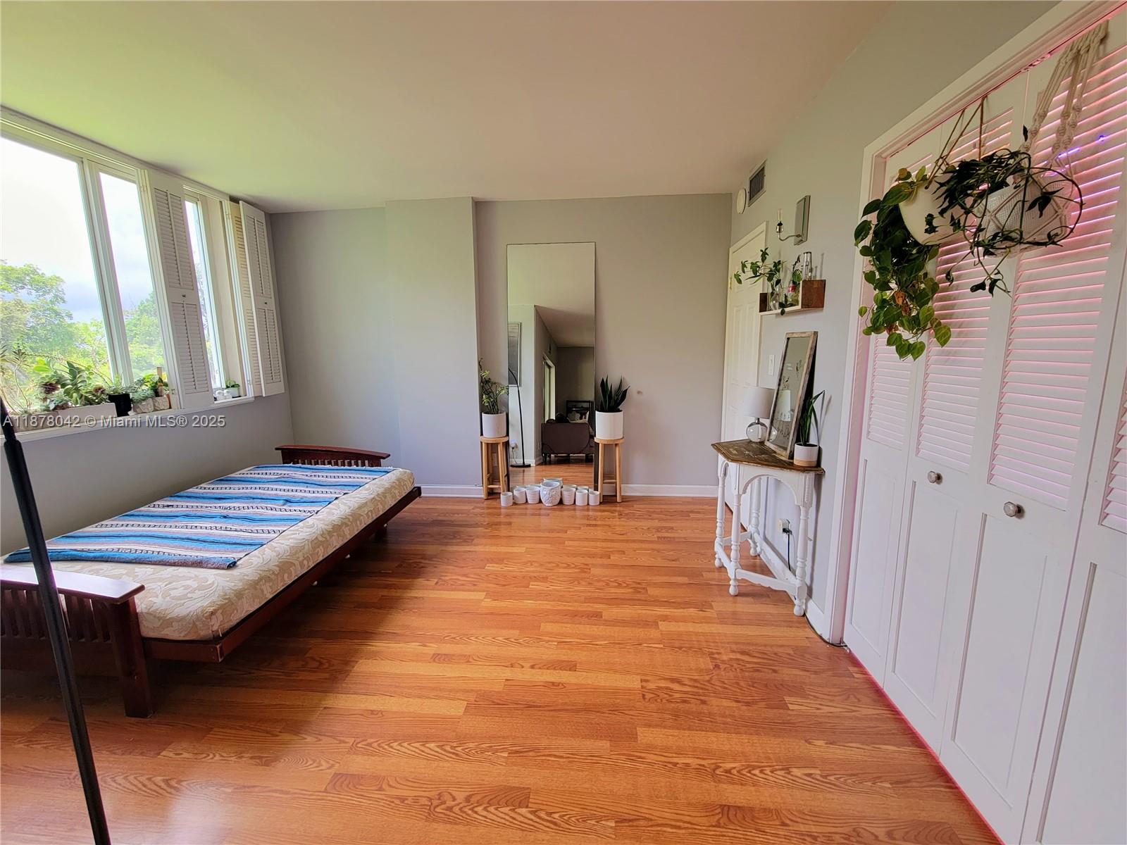 303 2 / 2 1132 sq. ft. $ 2025-09-13 0 Photo