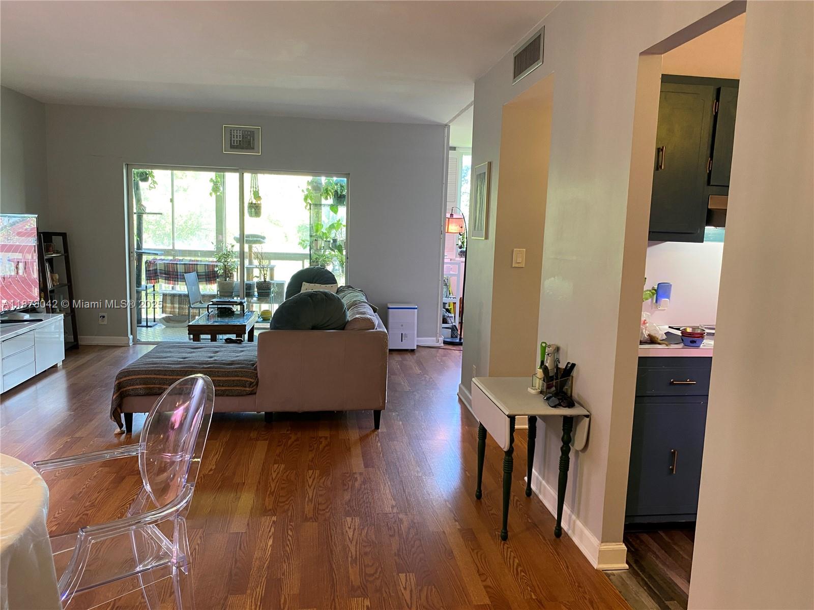 303 2 / 2 1132 sq. ft. $ 2025-09-13 0 Photo