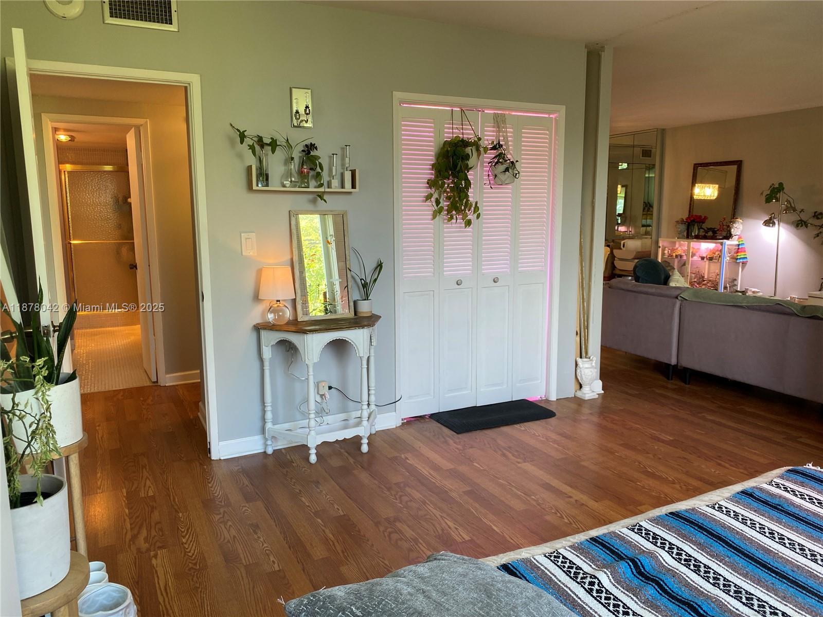 303 2 / 2 1132 sq. ft. $ 2025-09-13 0 Photo