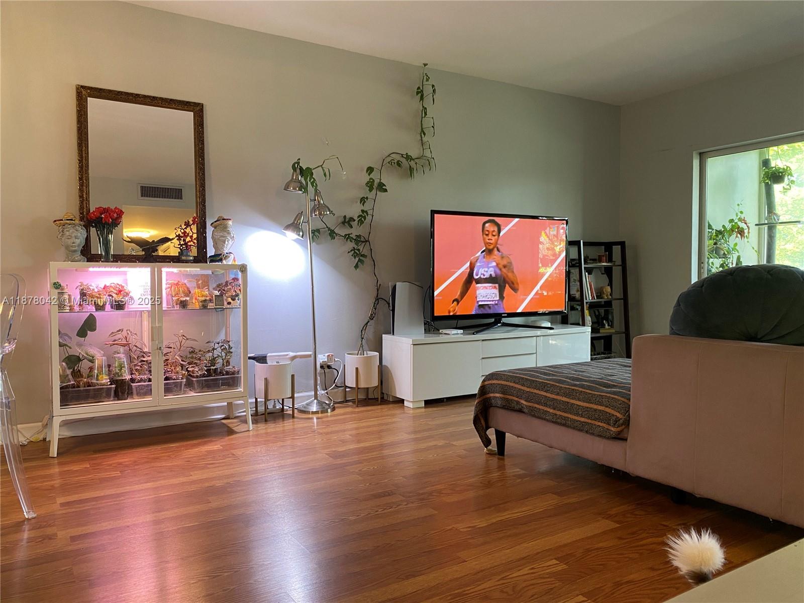 303 2 / 2 1132 sq. ft. $ 2025-09-13 0 Photo