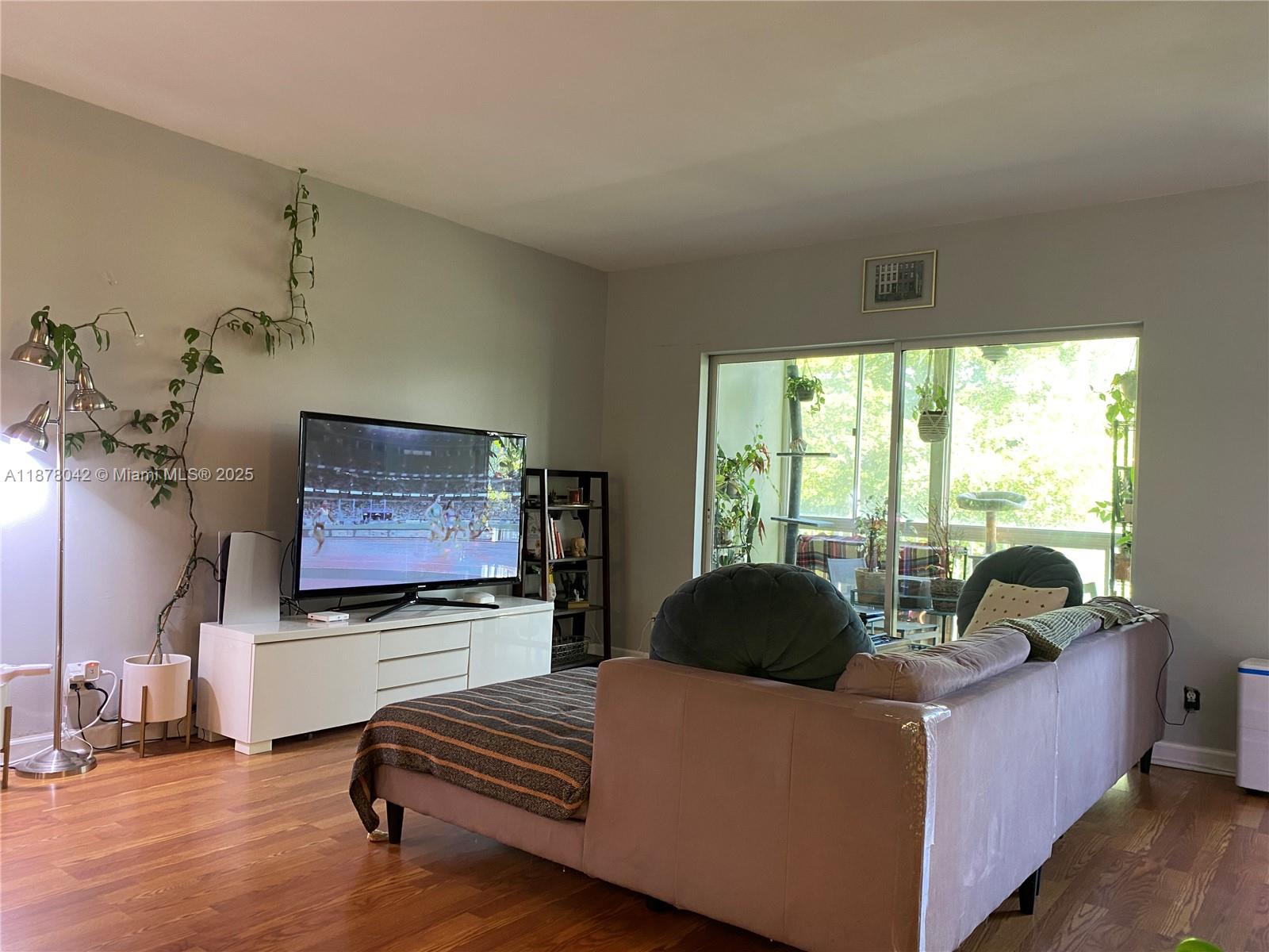 303 2 / 2 1132 sq. ft. $ 2025-09-13 0 Photo