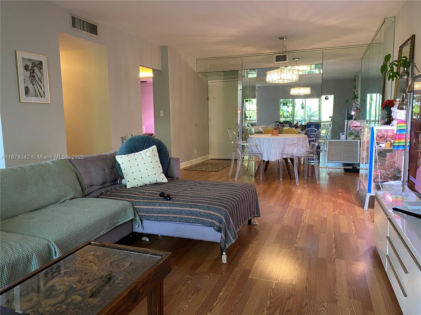 303 2 / 2 1132 sq. ft. $ 2025-09-13 0 Photo