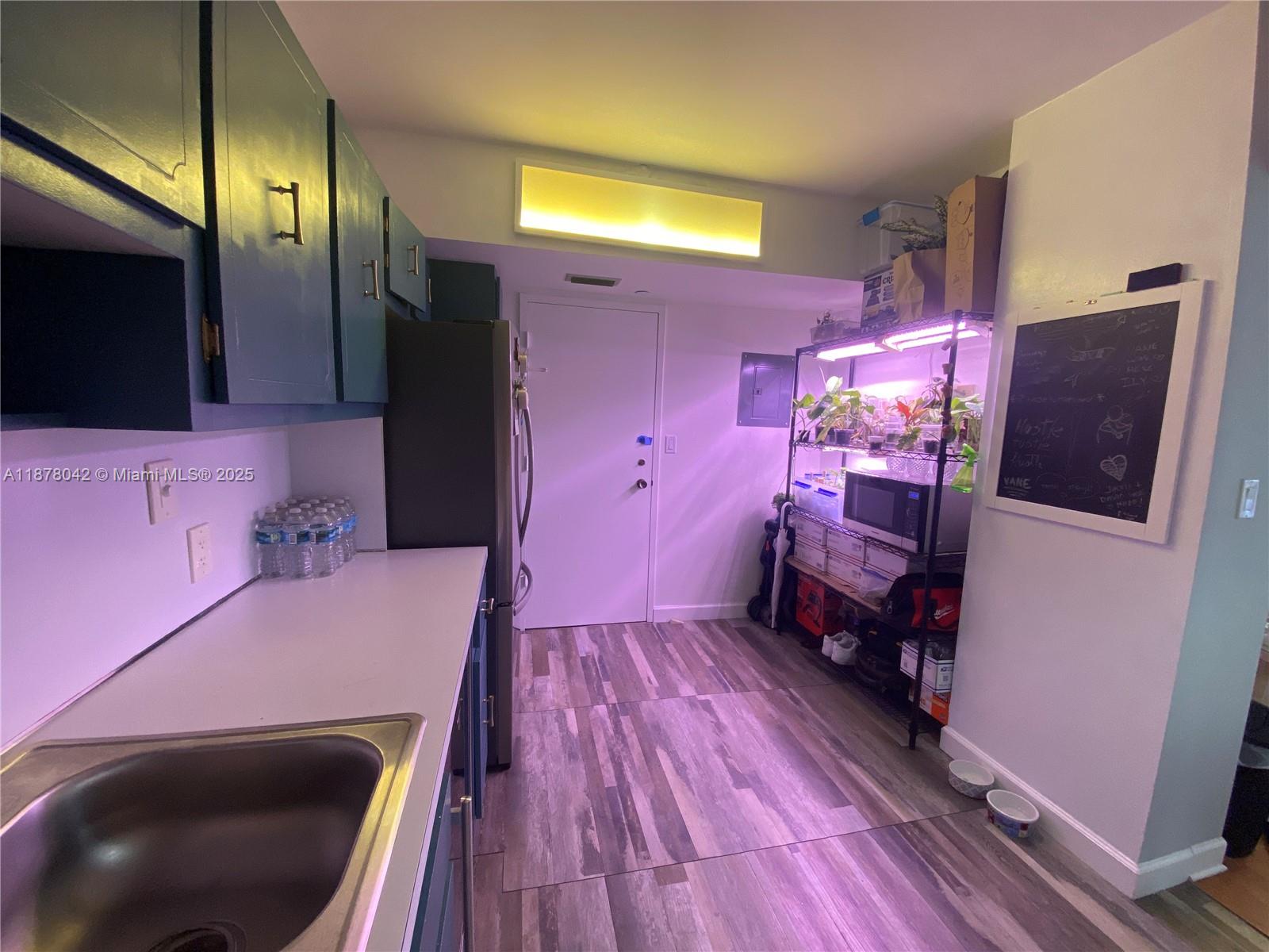 303 2 / 2 1132 sq. ft. $ 2025-09-13 0 Photo