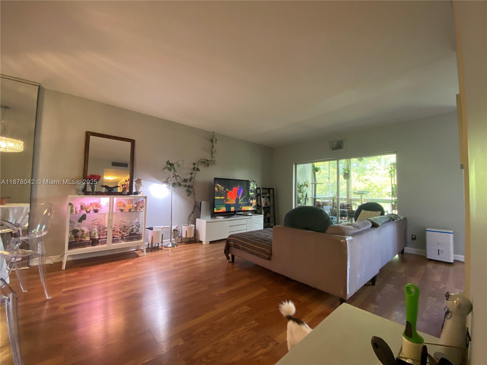 303 2 / 2 1132 sq. ft. $ 2025-09-13 0 Photo