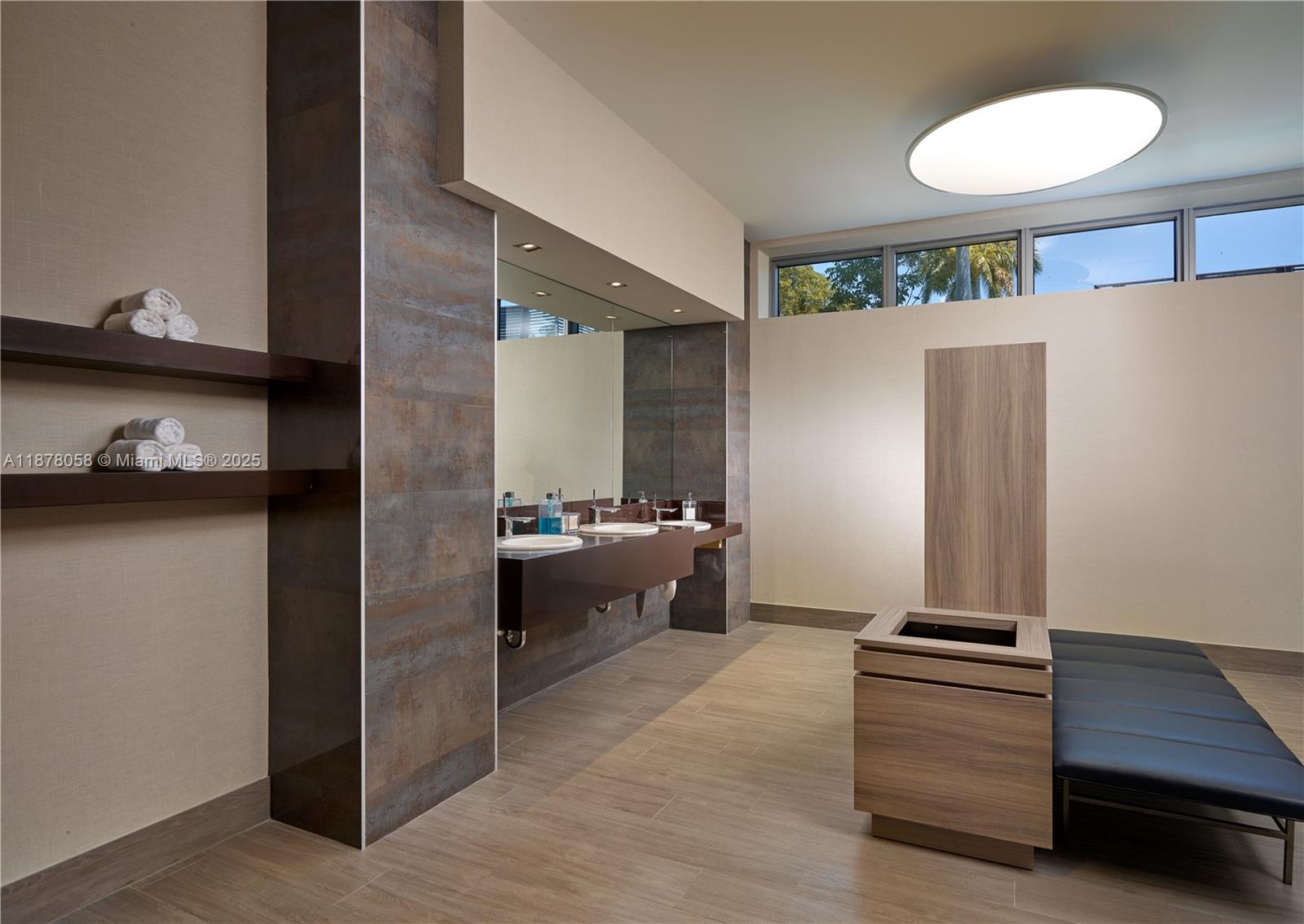 Photo of 17301 Biscayne Blvd  #1706, North Miami Beach, Florida, 33160 - Dressing and lockers.