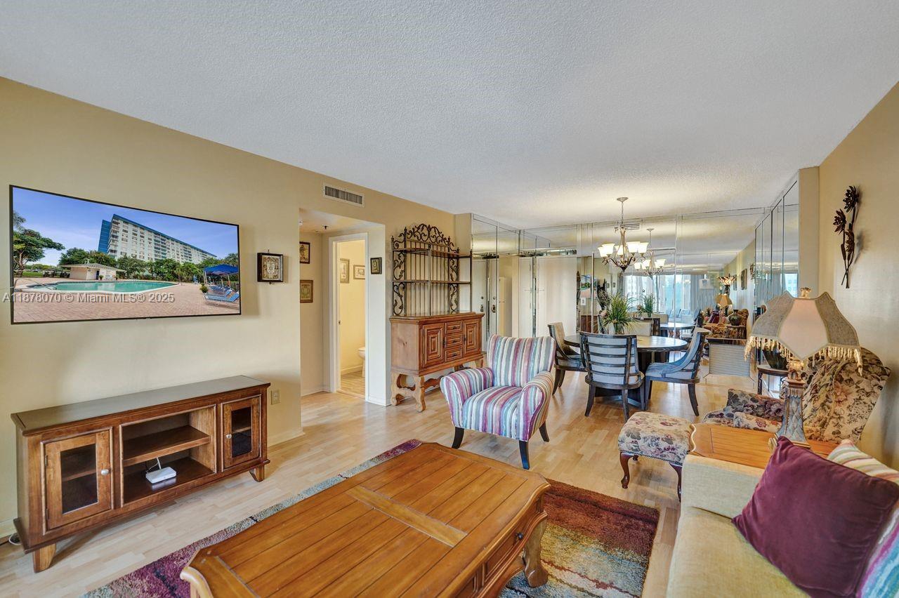 403 1 / 2 844 sq. ft. $ 2025-09-13 0 Photo