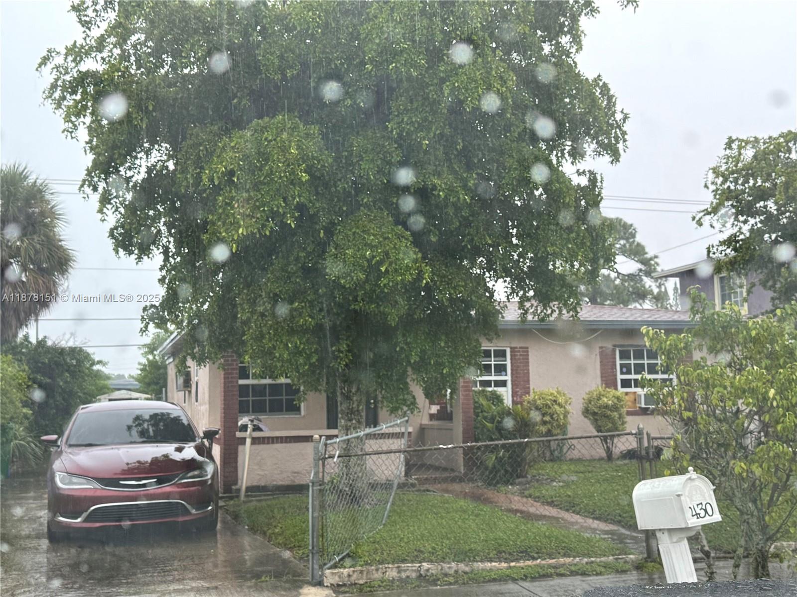 Ver detalles 4 / 1 1240 sq. ft. $ 2025-09-14 0 foto