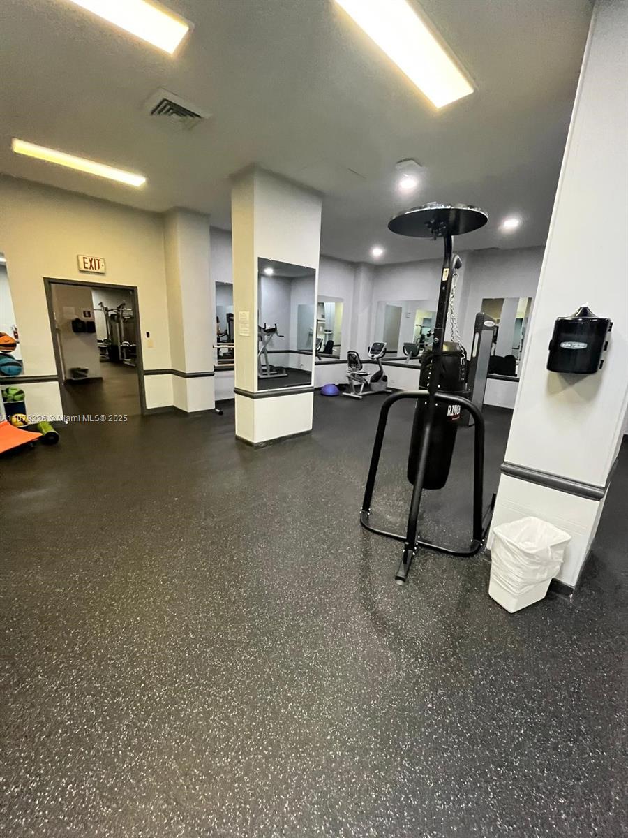 See details 1714 1 / 2 943 sq. ft. $ 2025-09-14 0 Photo