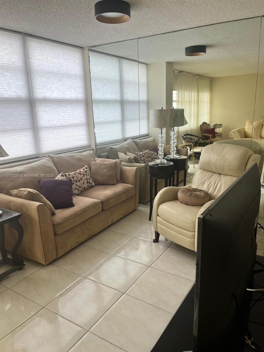 See details 1714 1 / 2 943 sq. ft. $ 2025-09-14 0 Photo