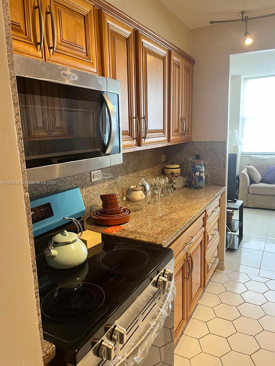 See details 1714 1 / 2 943 sq. ft. $ 2025-09-14 0 Photo