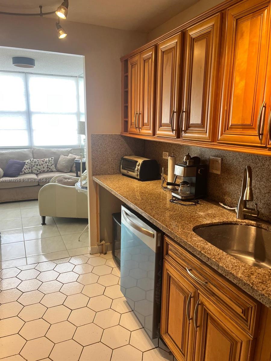 See details 1714 1 / 2 943 sq. ft. $ 2025-09-14 0 Photo