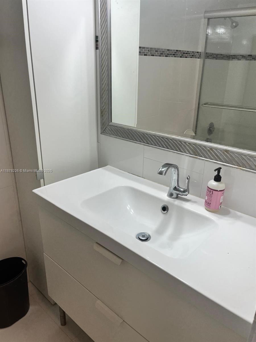 See details 1714 1 / 2 943 sq. ft. $ 2025-09-14 0 Photo