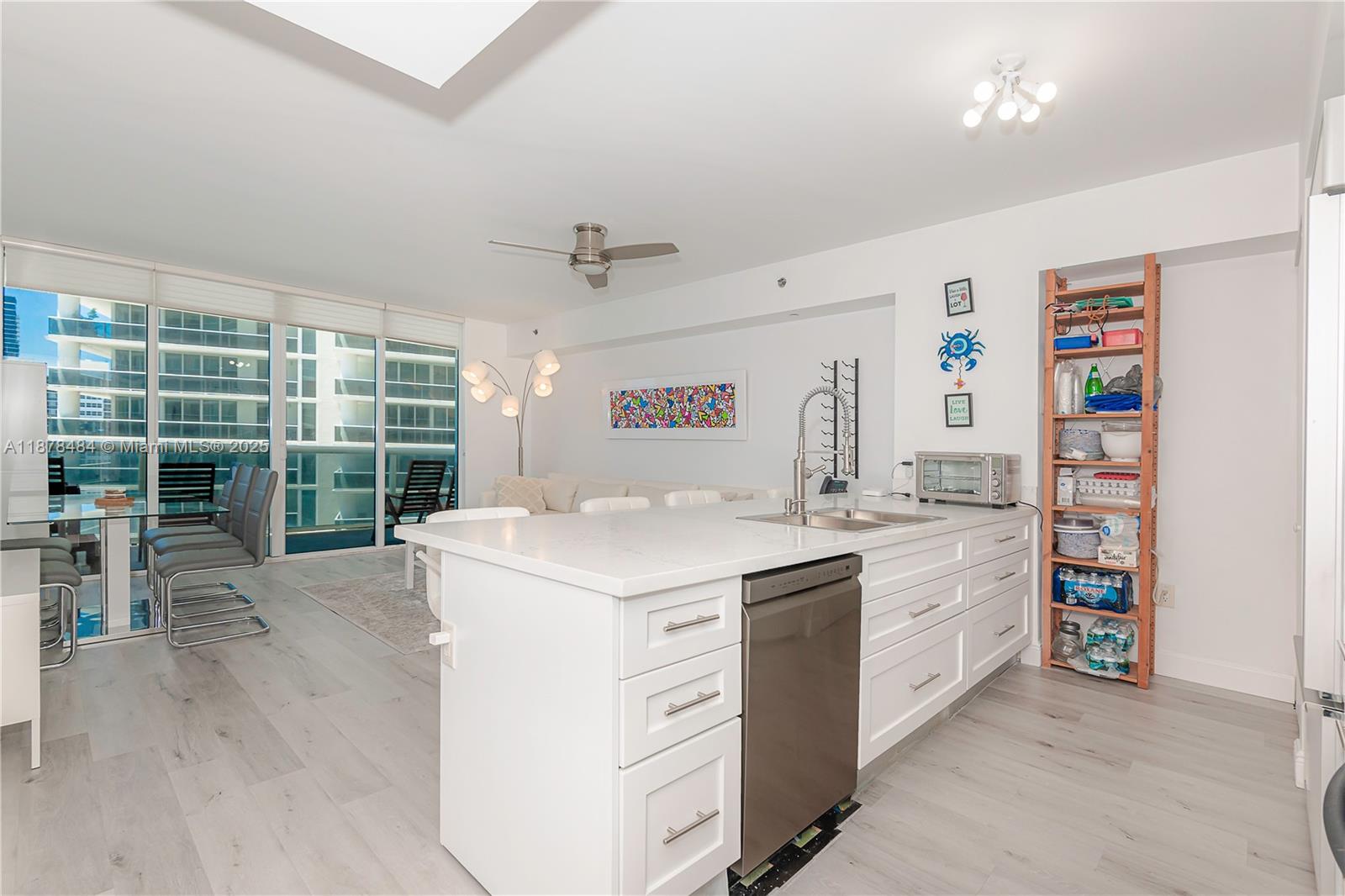 1605 1 / 1 811 sq. ft. $ 2025-09-15 0 Photo