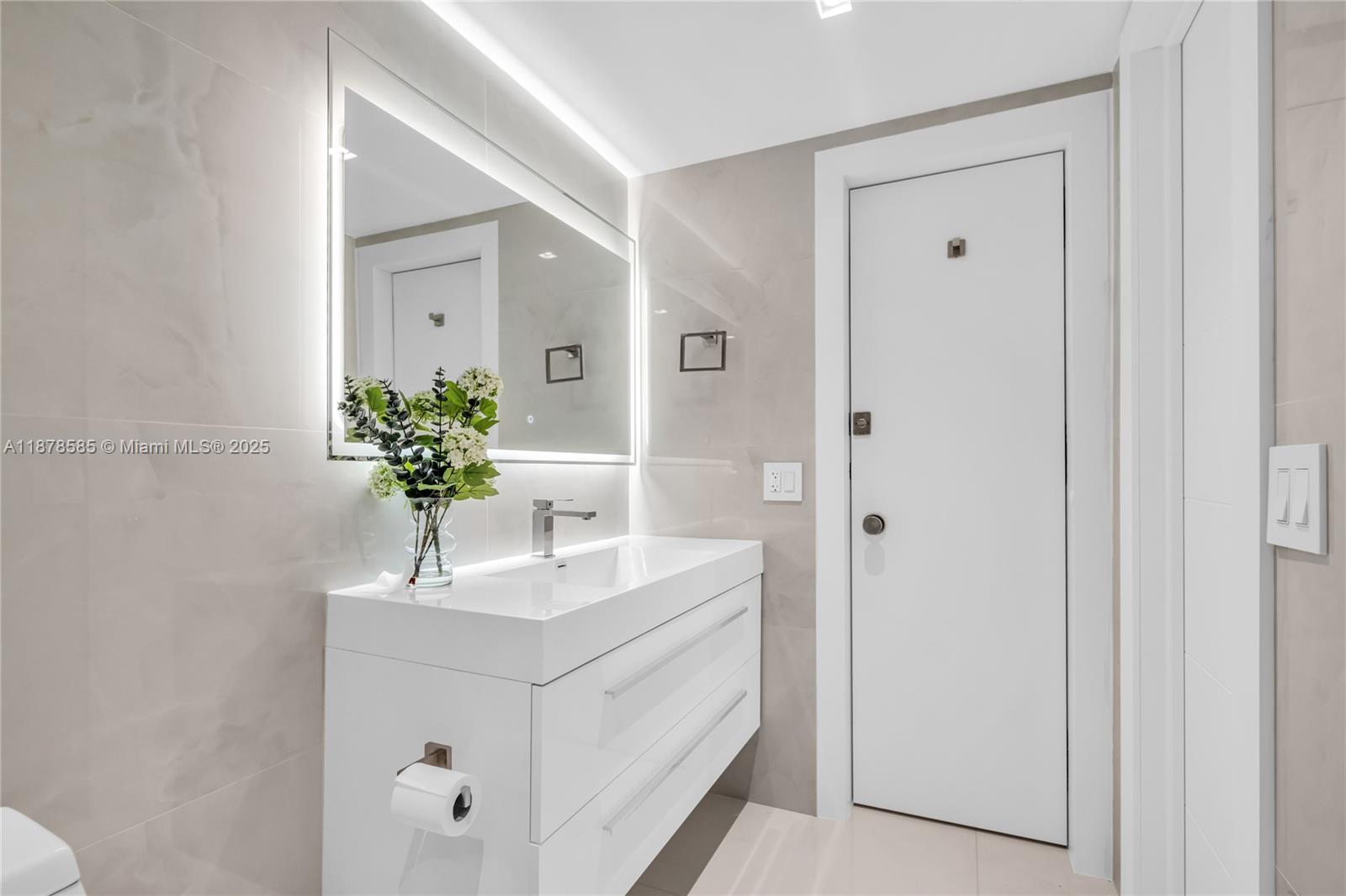 Photo of 2201 Ocean Dr  #2808, Hollywood, Florida, 33019 - 