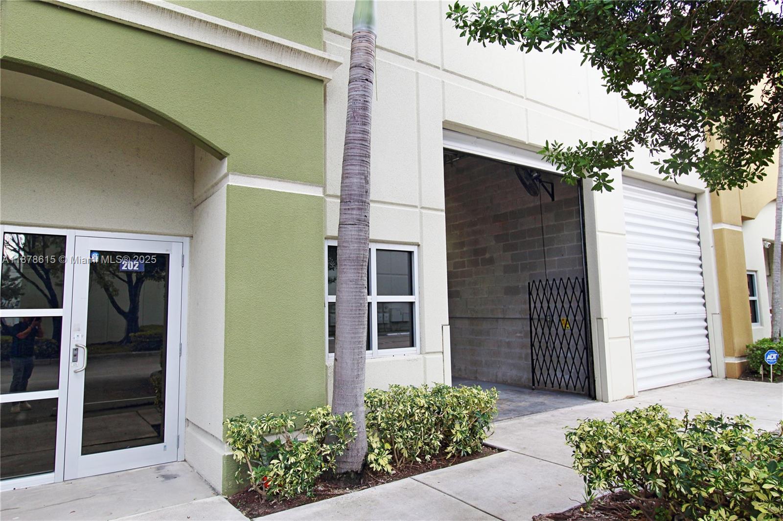 202  /   sq. ft. $ 2025-09-15 0 Photo