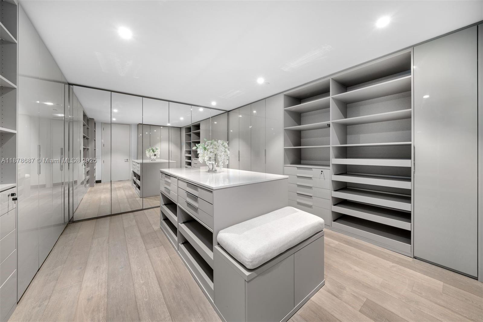 406 4 / 7 5720 sq. ft. $ 2025-09-15 0 Photo