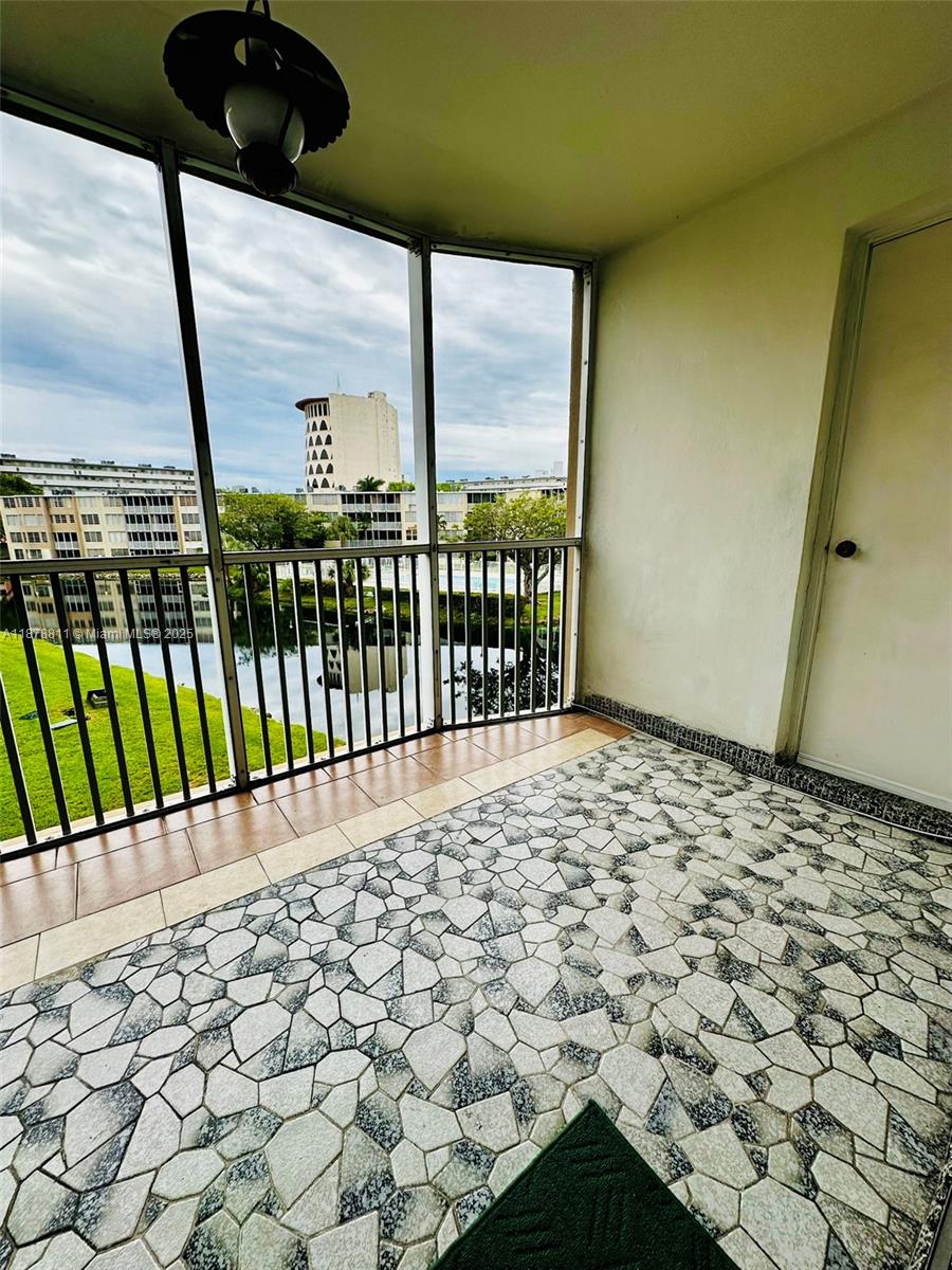 305-1 1 / 2 1036 sq. ft. $ 2025-09-15 0 Photo