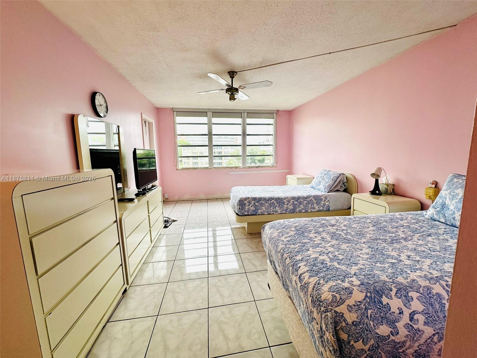 305-1 1 / 2 1036 sq. ft. $ 2025-09-15 0 Photo