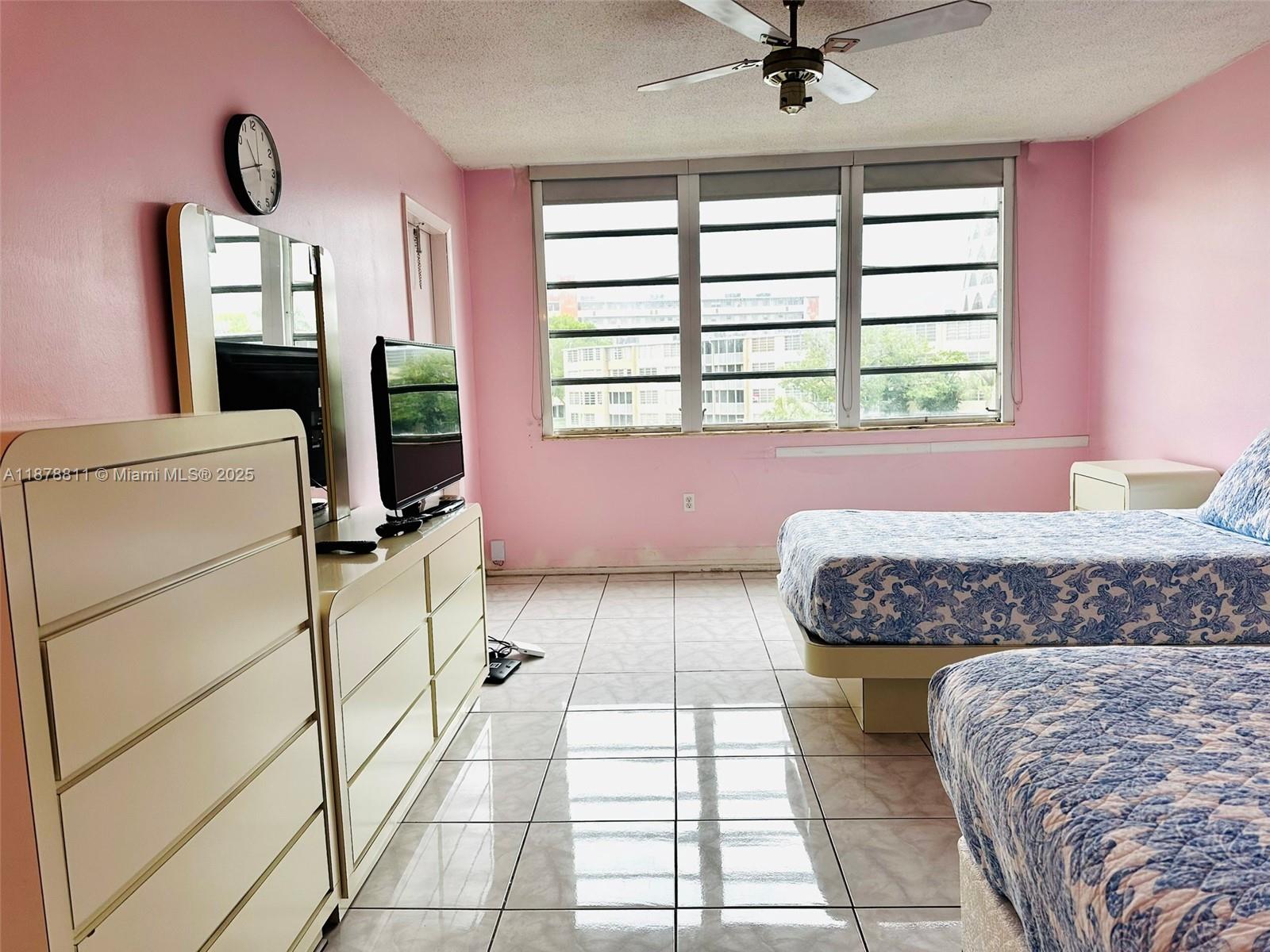305-1 1 / 2 1036 sq. ft. $ 2025-09-15 0 Photo