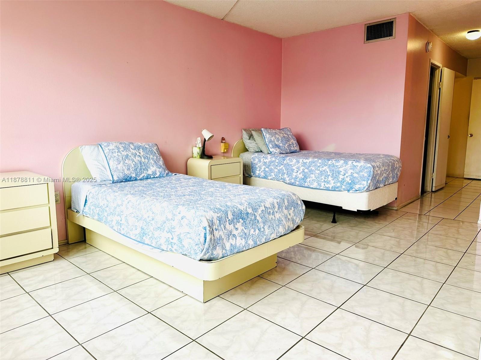305-1 1 / 2 1036 sq. ft. $ 2025-09-15 0 Photo