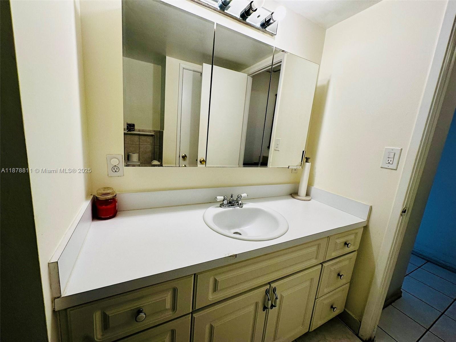 305-1 1 / 2 1036 sq. ft. $ 2025-09-15 0 Photo