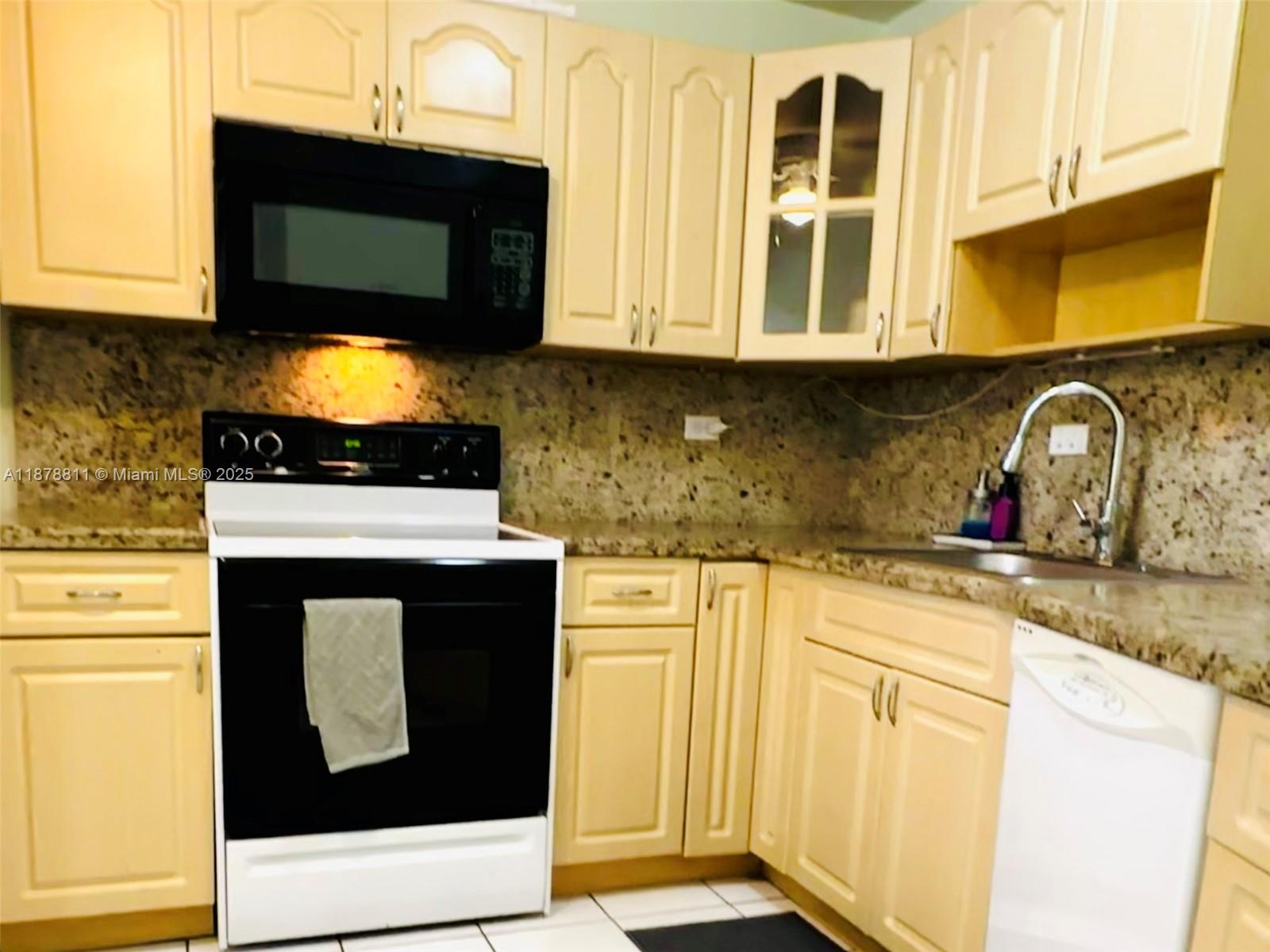 305-1 1 / 2 1036 sq. ft. $ 2025-09-15 0 Photo