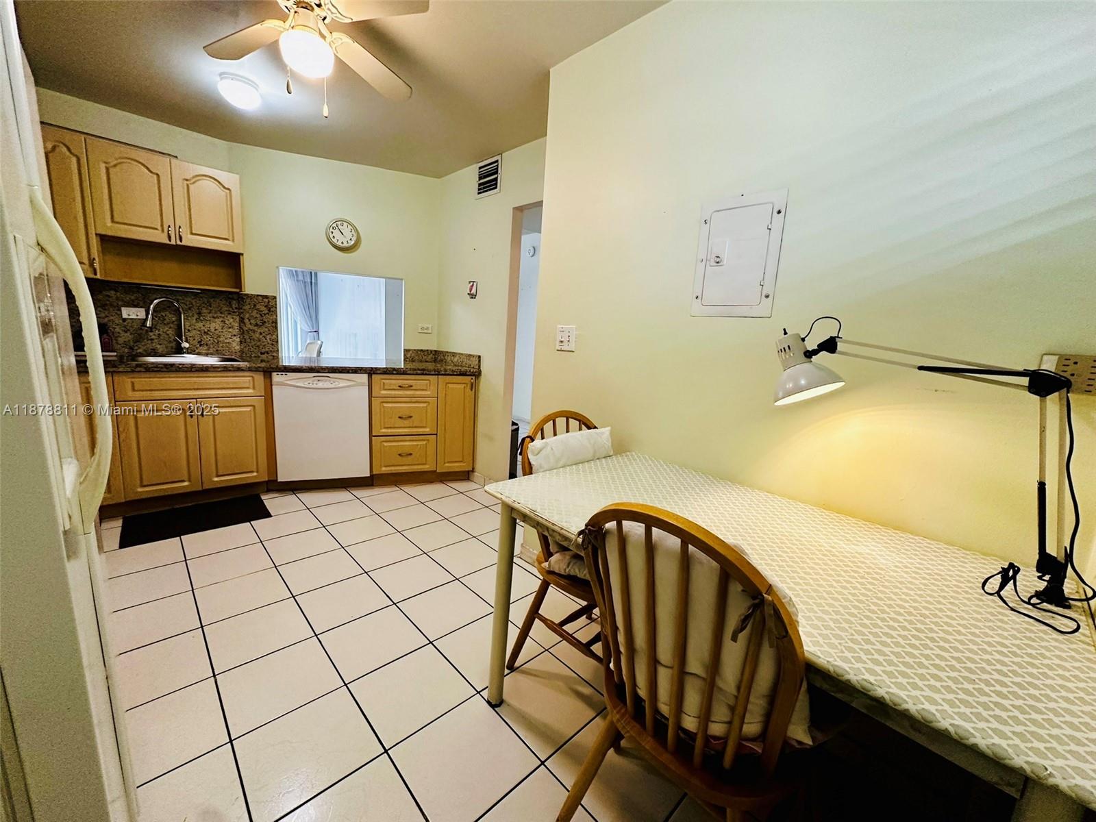 305-1 1 / 2 1036 sq. ft. $ 2025-09-15 0 Photo