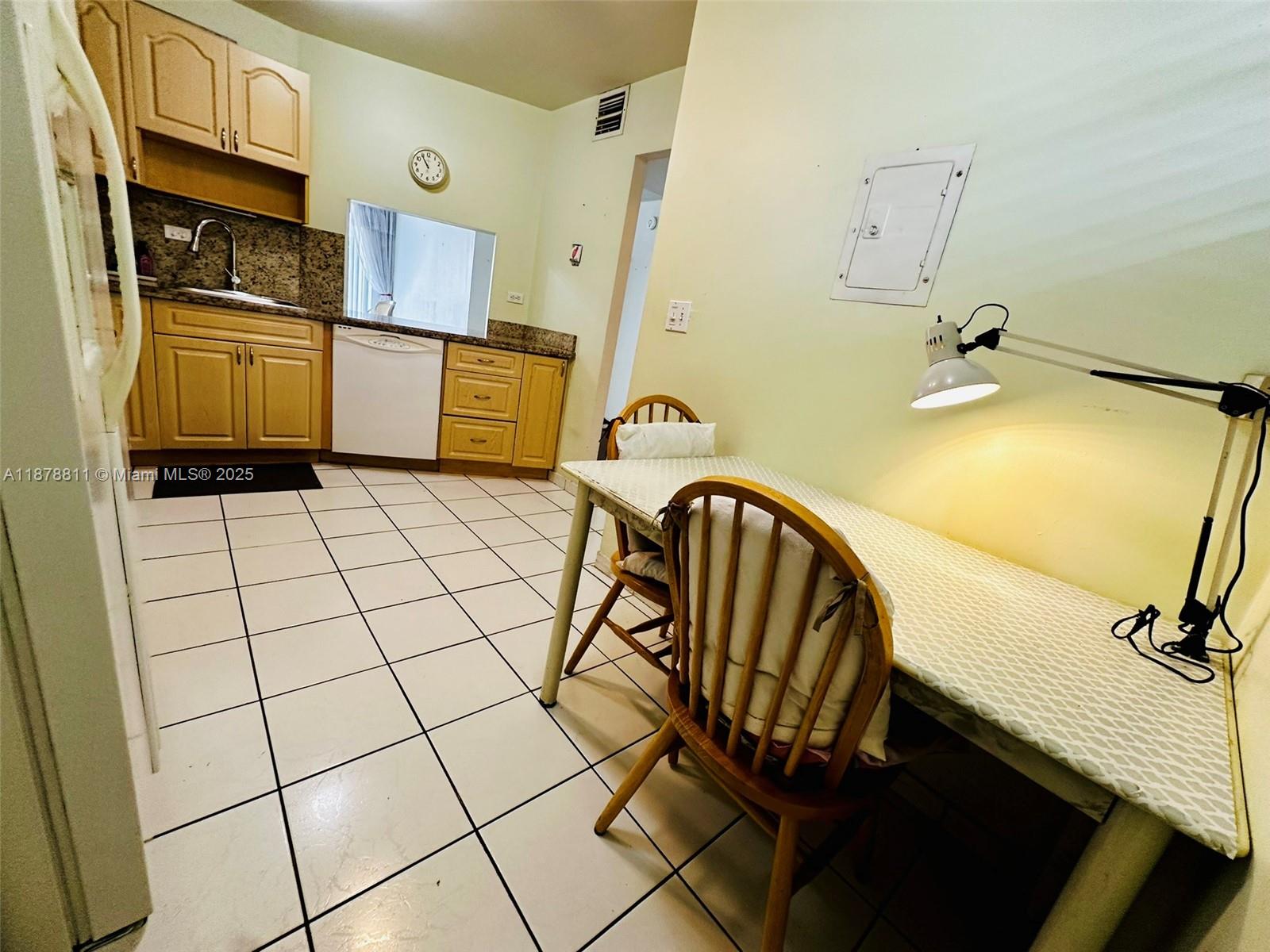 305-1 1 / 2 1036 sq. ft. $ 2025-09-15 0 Photo