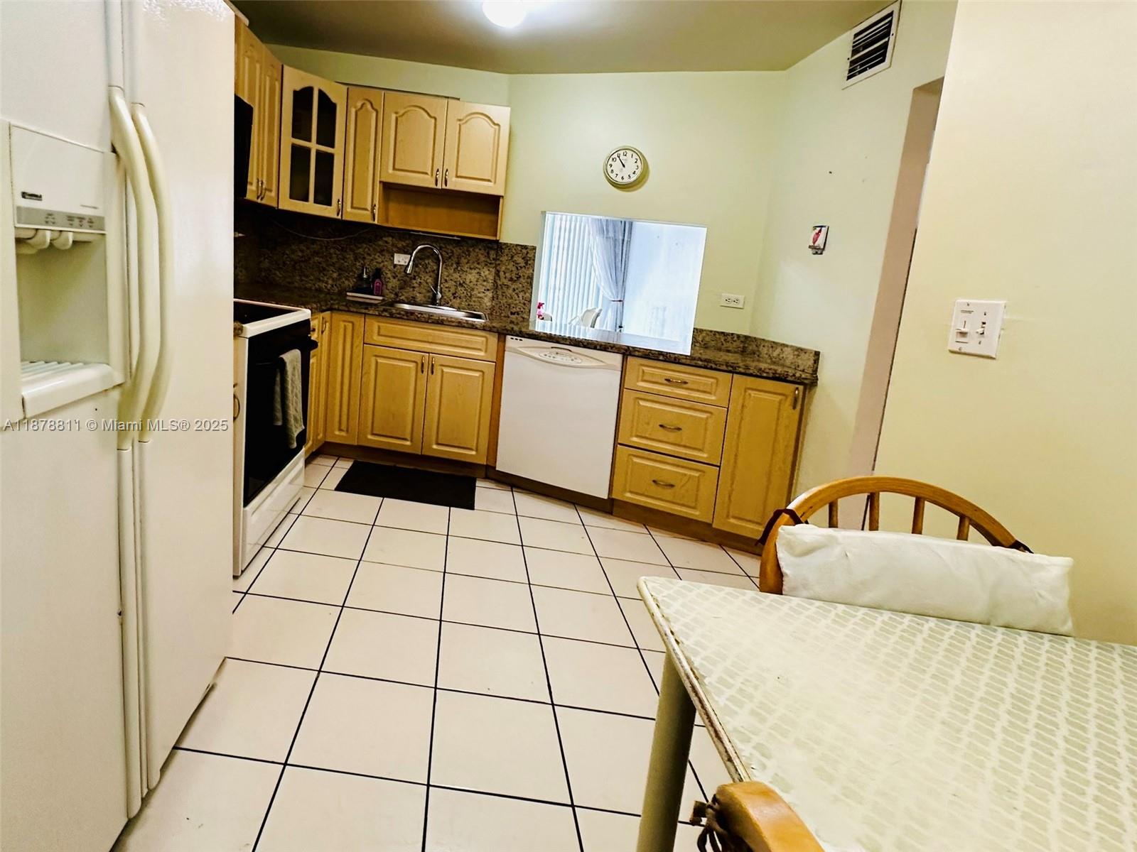 305-1 1 / 2 1036 sq. ft. $ 2025-09-15 0 Photo