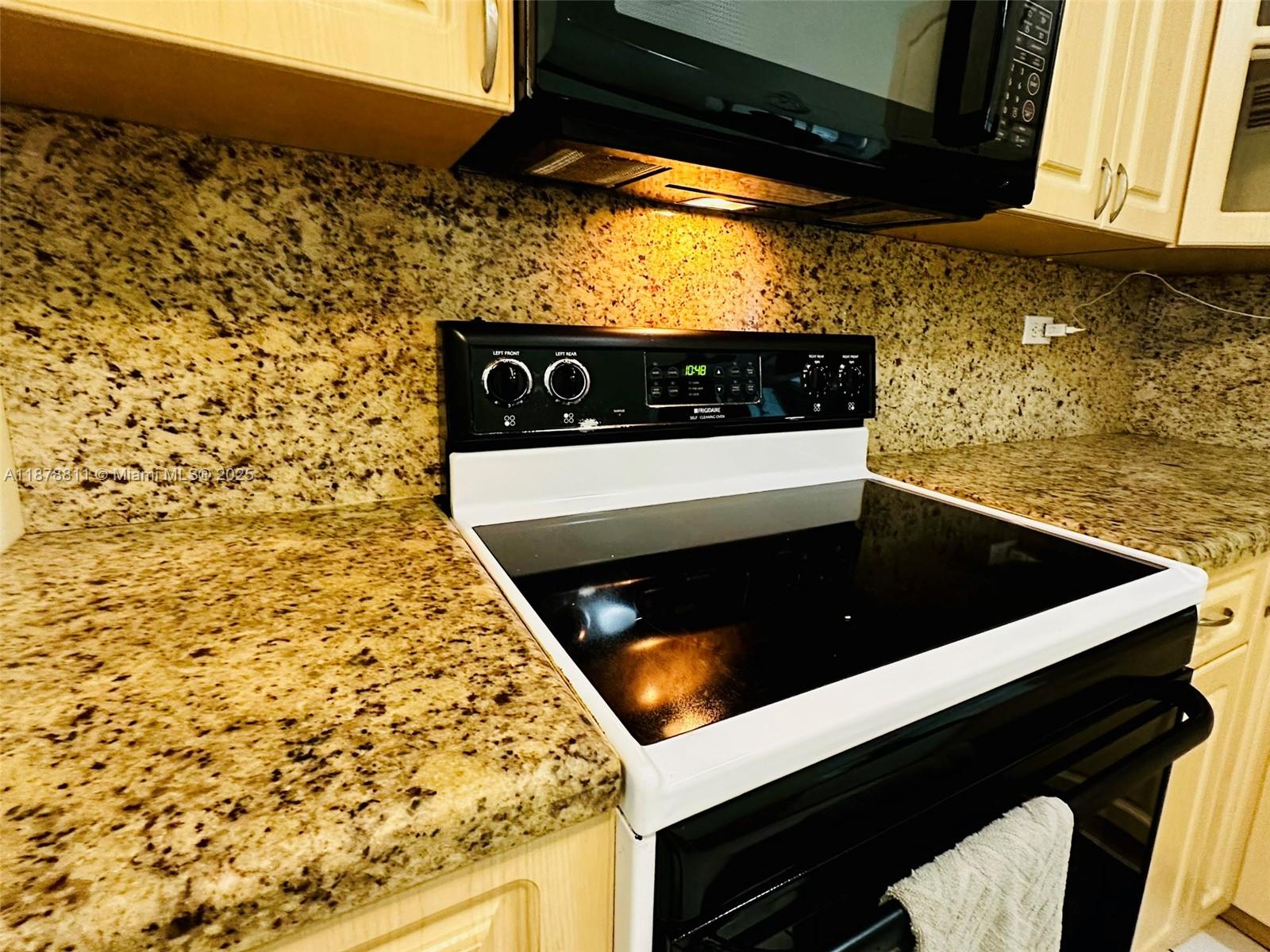305-1 1 / 2 1036 sq. ft. $ 2025-09-15 0 Photo