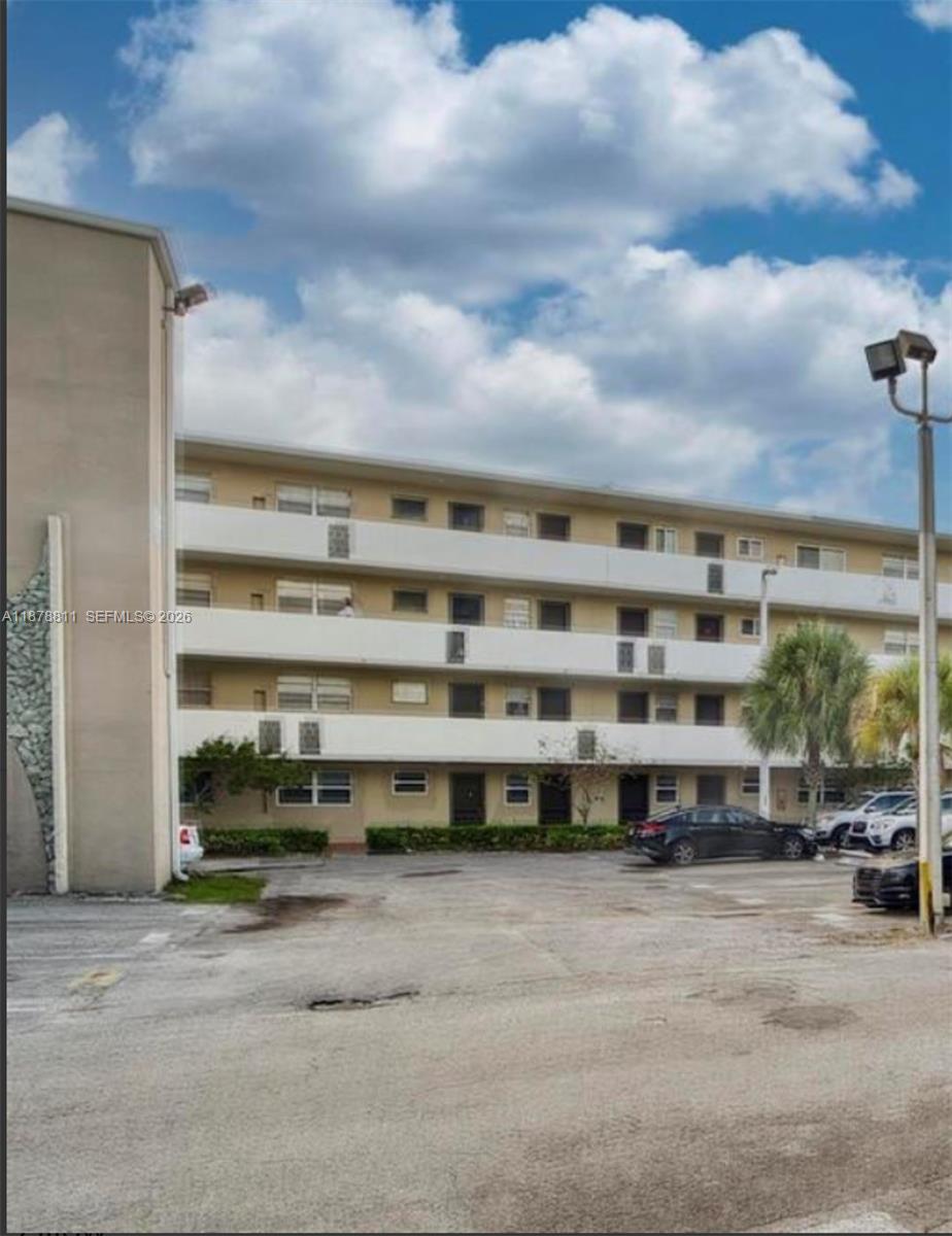 305-1 1 / 2 1036 sq. ft. $ 2026-04-01 0 Photo