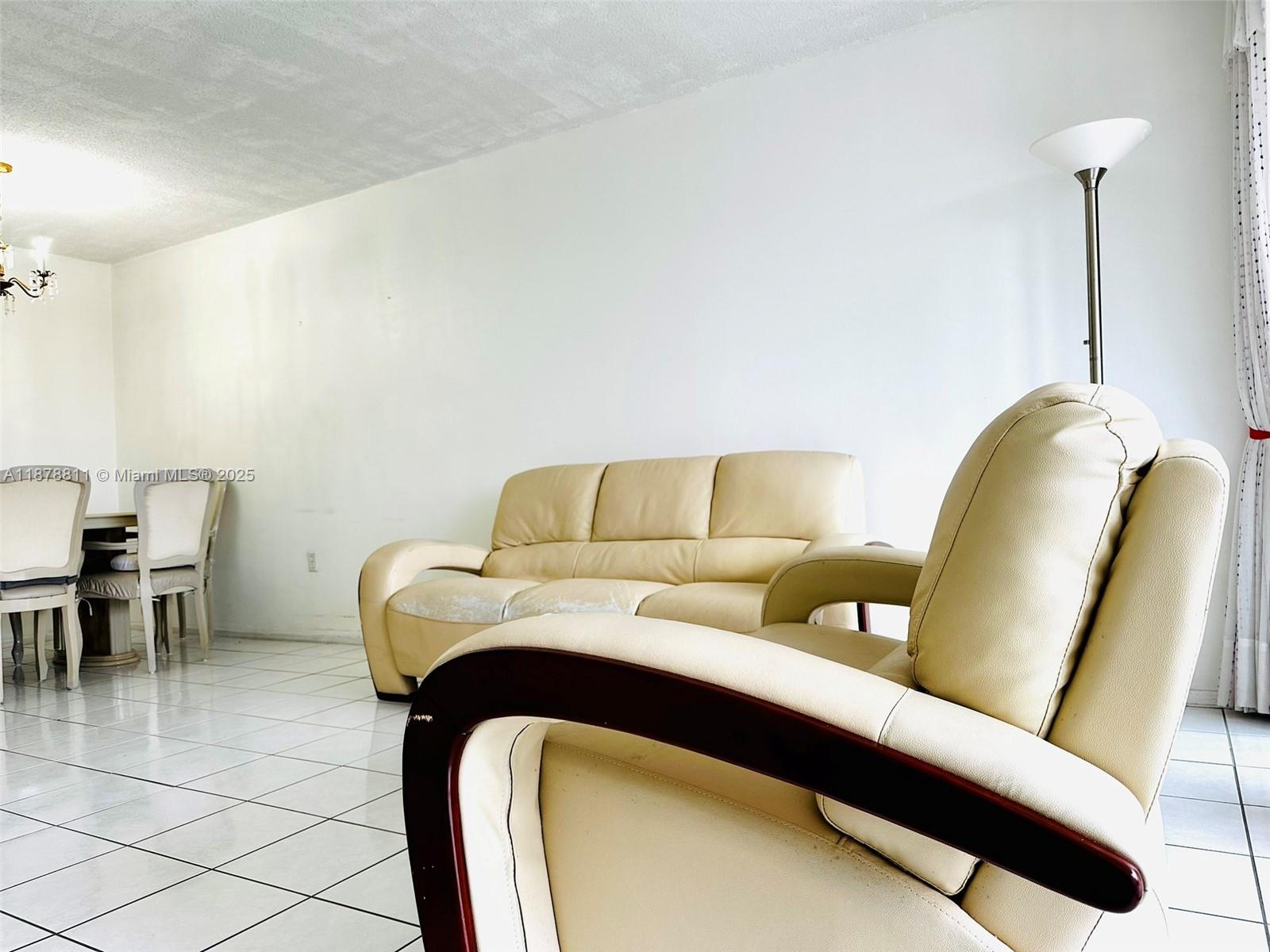 305-1 1 / 2 1036 sq. ft. $ 2025-09-15 0 Photo