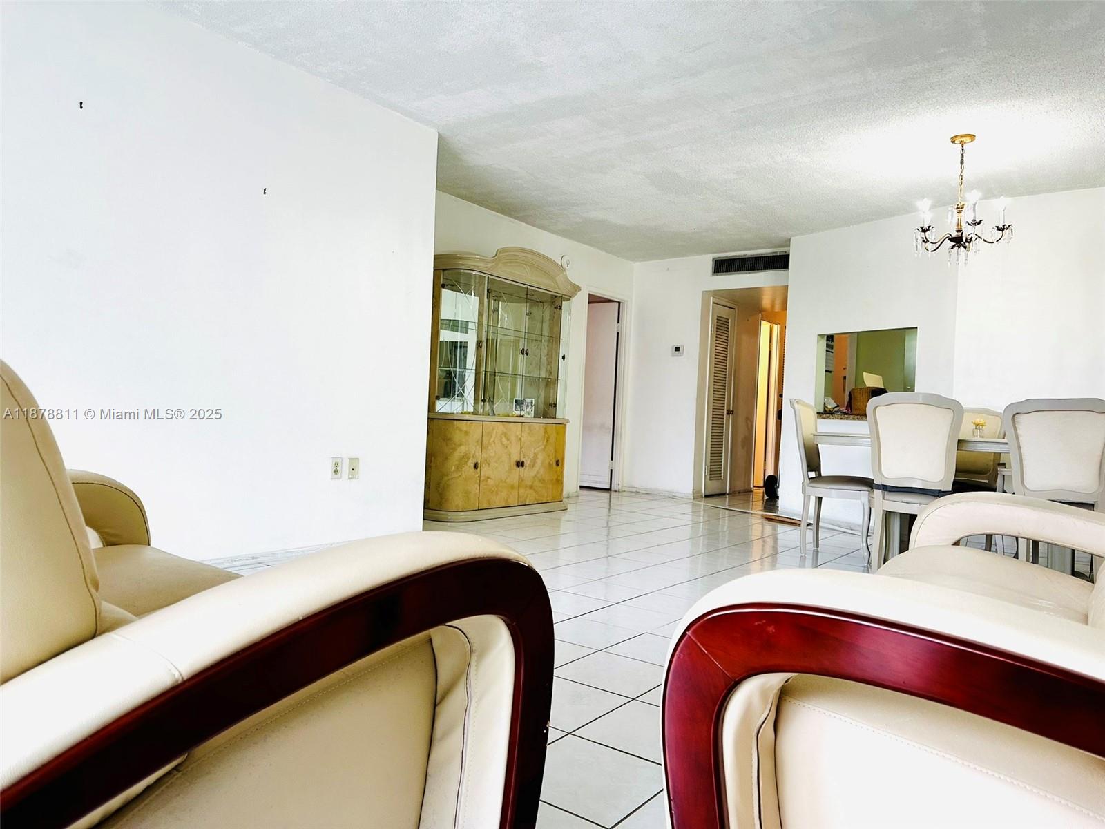 305-1 1 / 2 1036 sq. ft. $ 2025-09-15 0 Photo